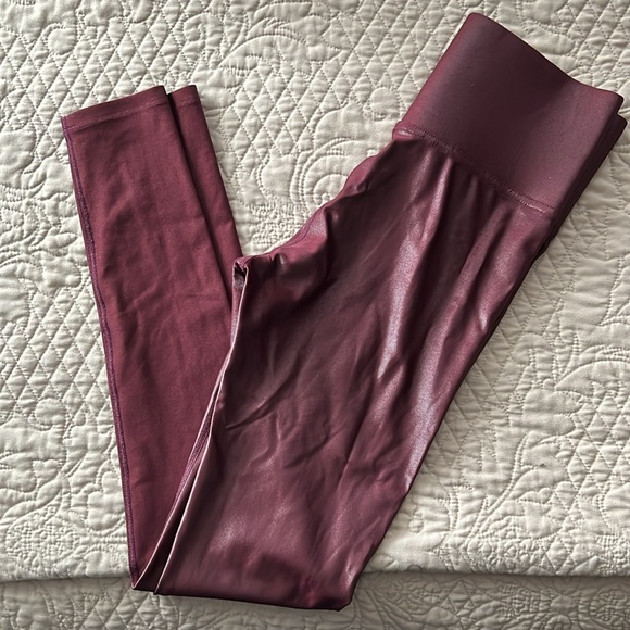 Carbon 38 High Rise Legging in Takara Shine (full length) - Picture 5 of 6